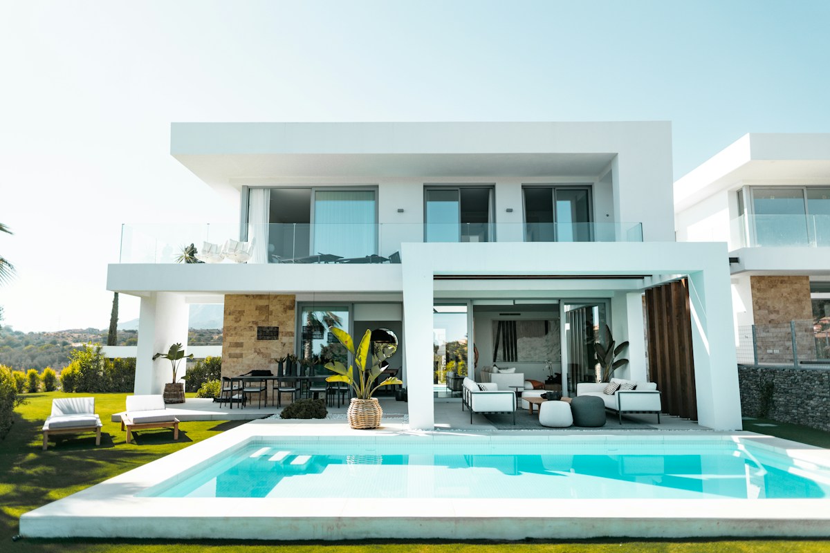 Villa blanche et terrasse ensoleillée, photographie d’ambiance